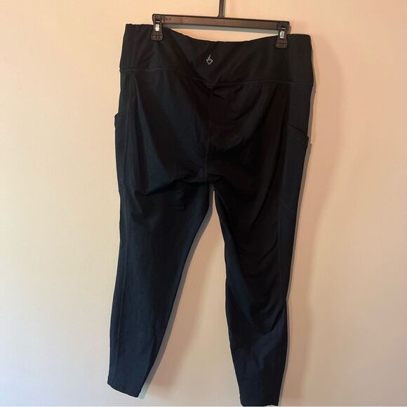 Torrid Active Black Capri side pocket Leggings Size 2 2X Plus size - Picture 3 of 14